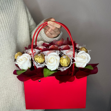BS1-024 Bag with Raffaello candies, Ferrero with soapy roses, height 30cm, width 22cm