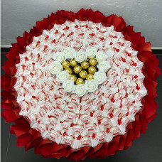 BS1-030 bukiet Raffaello, Ferrero Rocher i białe kwiaty, z czerwoną krawędzią 50*50cm