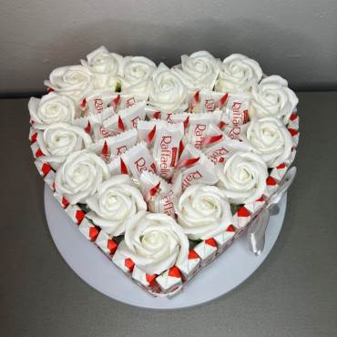 BS1-033 Róża biała i Raffaello, serce z Kinder - zestaw prezentowy, wysokość 11cm, średnica 27cm