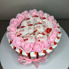 BS1-037 Chocolate Adventure with Kinder, pink roses height 11cm, diameter 19cm