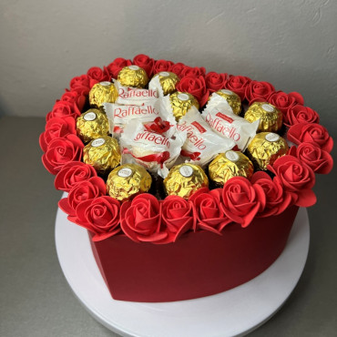 BS1-014 Pudełko upominkowe z piankowymi różami foamiran, Ferrero Rocher i Raffaello średnica 25 cm, wysokość 13 cm