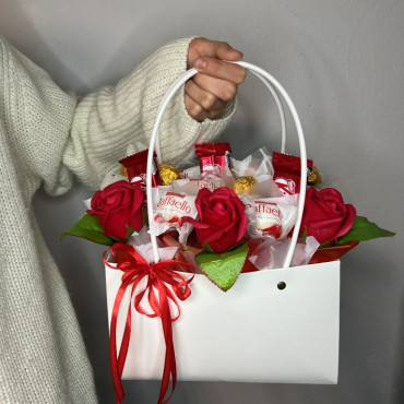 BS1-017 Czekoladowa torebka z Raffaello, Ferrero, Kitkat i mydlanymi Różami, wysokość 30cm, szerokość 22cm