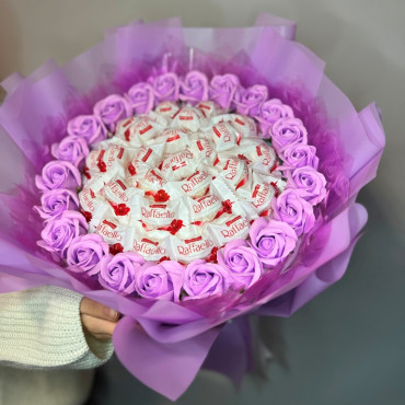 BS1-023 Heavenly Bouquet Raffaello and purple roses, diameter 35 cm, height 50cm.