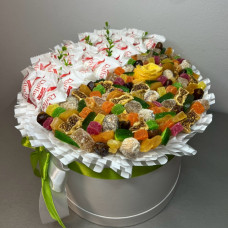 BS1-043 Box of Dried Fruits with Raffaello for loved ones, height 23cm, width 32cm