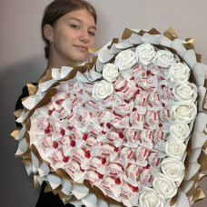 BS1-046 Bukiet serce dla Ciebie z Raffaello z białymi różami, wysokość 45cm, szerokość 45cm