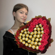 BS1-048 Heart bouquet with Ferrero Rocher and red roses, height 40cm, width 35cm